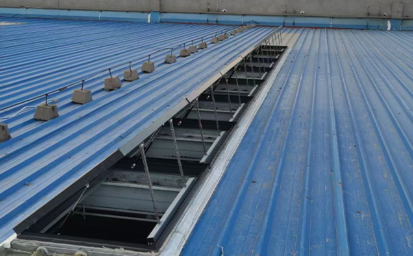 某城市大型商业综合体中庭会宁排烟窗工程